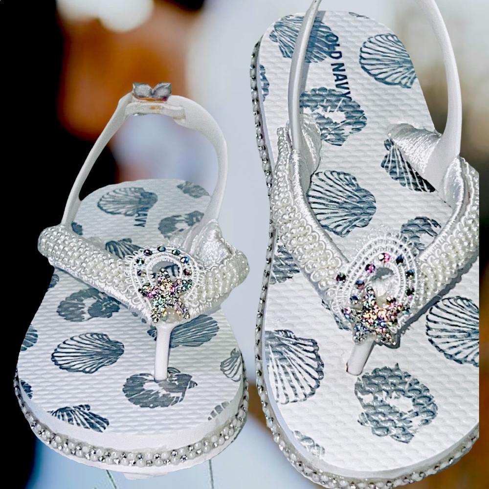 Old Navy Youth wedding Flip Flop Sandals, SZ 11, Flower Girl, Beach wedding Shoe